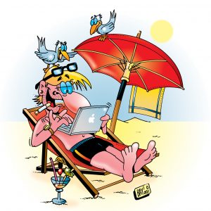 Rauchender Mann am Strand im Liegestuhl, der einen Laptop auf den Knien hat und daran arbeitet. Neben ihm ein roter Schirn, auf dem einen Möwe sitzt.